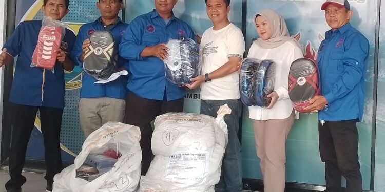 Ketua KONI Jambi Serahkan Bantuan Peralatan Latihan Kepada Cabor MMA Jambi