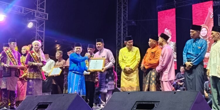 Pemprov Jambi Berikan Penghargaan kepada Pelaku Seni dan Budaya dalam Malam Keagungan Melayu “Kalavibhaga”