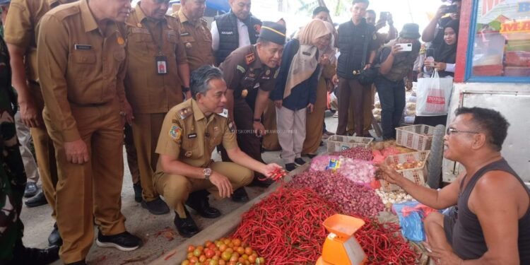 Wakil Bupati Muaro Jambi Sidak Pasar Sengeti, Pantau Harga Pangan Jelang Ramadan