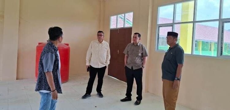 Ketua DPRD Kota Jambi Tinjau SMPN 3 dan 13 yang Mangkrak