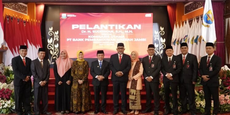 Gubernur Al Haris Lantik Sudirman Komisaris Utama Bank Jambi