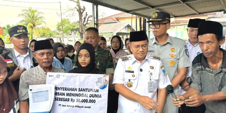 Kurang  dari  24  Jam,  Jasa  Raharja  Serahkan  Santunan  Korban  Lakalantas  Alam Barajo Bersama Wali Kota Jambi
