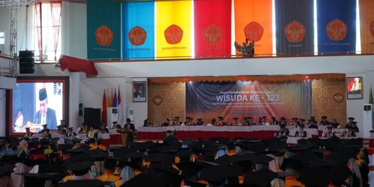 Hadiri Dies Natalis dan Wisuda UNJA, Abdullah Sani Tekankan Peran Kampus dalam Pembangunan
