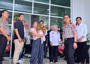 Kapolda Jambi Pimpin Konferensi Pers Dugaan TPPO dan Serahkan Kembali Bayi 8 Bulan kepada Ibu Kandung