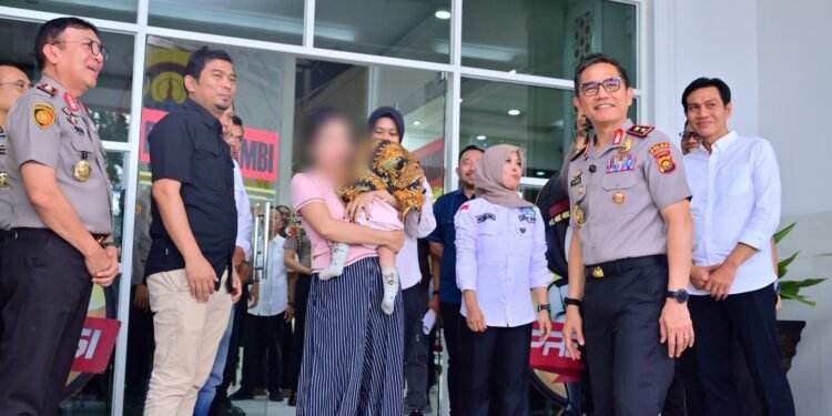 Kapolda Jambi Pimpin Konferensi Pers Dugaan TPPO dan Serahkan Kembali Bayi 8 Bulan kepada Ibu Kandung