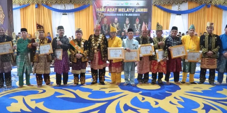 GUBERNUR AL HARIS AJAK MASYARAKAT PERKUAT JATI DIRI DAN LESTARIKAN ADAT MELAYU JAMBI