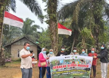 PTPN IV Bagikan 1.000 Masker ke Warga Tebo Antisipasi Kabut Asap