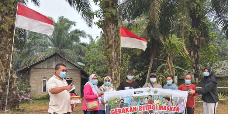 PTPN IV Bagikan 1.000 Masker ke Warga Tebo Antisipasi Kabut Asap