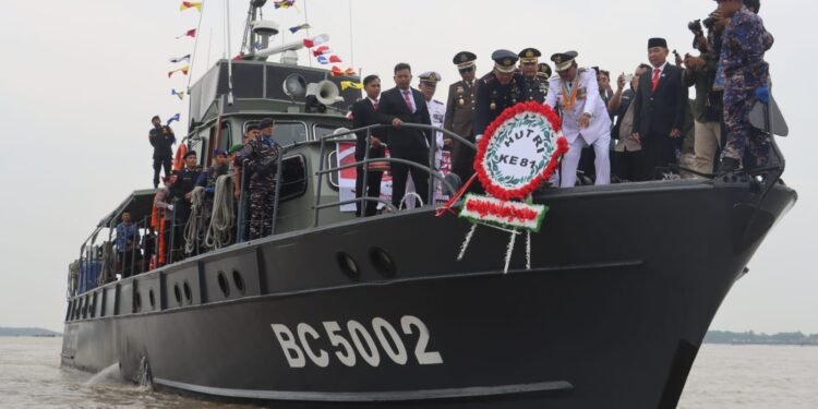 Bea Cukai Jambi Gelar Upacara HUT RI ke-81 di Atas Kapal di Sungai Pengabuan, Tanjab Barat