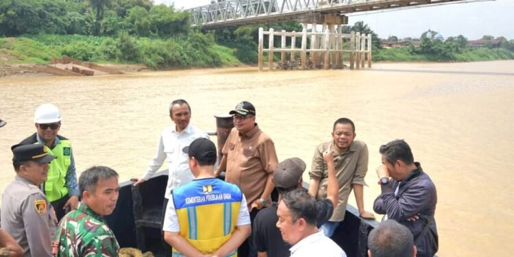 Ketua DPRD Kota Jambi dan Anggota Komisi V DPR RI Tinjau Langsung Lokasi Abrasi di Pasir Panjang