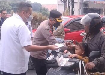 Ketua DPRD Jambi Bagikan 2.000 Masker, Waspadai Kualitas Udara