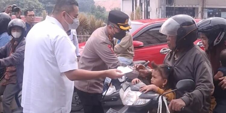 Ketua DPRD Jambi Bagikan 2.000 Masker, Waspadai Kualitas Udara