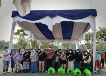 PTPN IV Regional III Salurkan 150 Paket Sembako untuk Warga Terdampak Kabut Asap