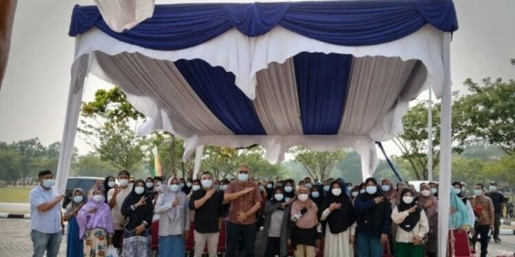 PTPN IV Regional III Salurkan 150 Paket Sembako untuk Warga Terdampak Kabut Asap